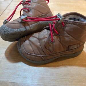 Keen Howser Chukka Kids Boots Tan with Red Bungee Laces Rain Snow Boots